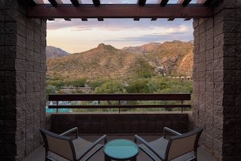 Grand Room, 1 King Bed, Hearing Accessible, Mountain View