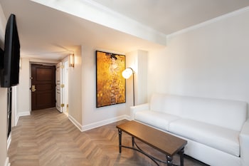 Luxe 1-Bedroom King Suite