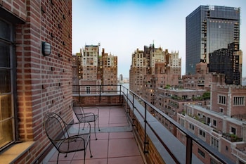 Luxe 2 Queens Balcony
