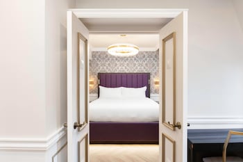 Luxe One Bedroom Tudor City Suite