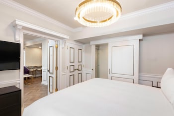 Luxe One Bedroom Tudor City Suite