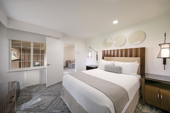 Standard Suite, 1 Queen Bed, Balcony/Terrace, Golf View