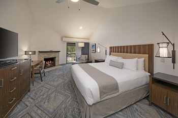 Deluxe Room, 1 King Bed, Fireplace