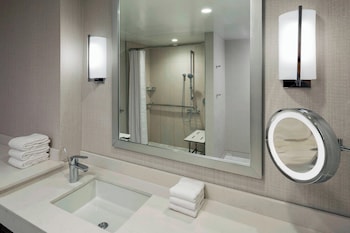 Deluxe Room, 2 Queen Beds, City View (Mobility/Hearing Access, Roll-In Shwr)