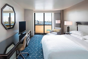 Deluxe Room, 1 King Bed, Harbor View (Mobility Accessible, Tub)