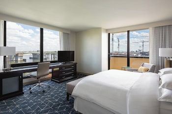 Deluxe Room, 1 King Bed, Corner (Balcony)