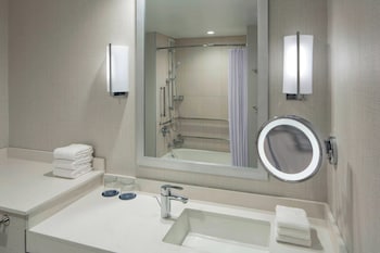 Deluxe Room, 1 King Bed, Harbor View (Mobility Accessible, Tub)