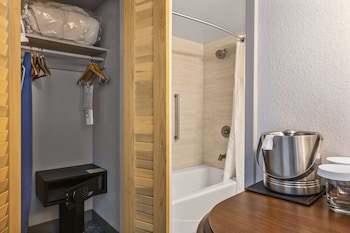 Room, 2 Queen Beds, City View