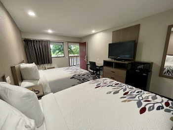 Deluxe Room, 2 Double Beds, Non Smoking (Renovated)