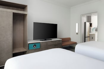 Suite, 2 Double Beds, Bathtub (Redesigned, Breakfast/Cocktails)