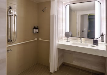 Room, 2 Queen Beds (Shower)