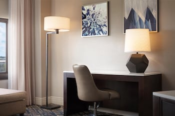 Deluxe Room, 1 King Bed, Resort View (High Floor)