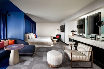 Studio Suite, 1 King Bed, Courtyard View