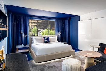 Standard Room, 1 King Bed, Courtyard View