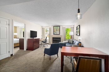 Suite, 1 Bedroom (Fireplace)