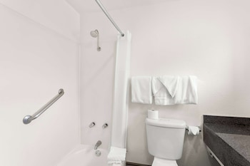 Standard Room, 1 Queen Bed, Non Smoking, Refrigerator & Microwave