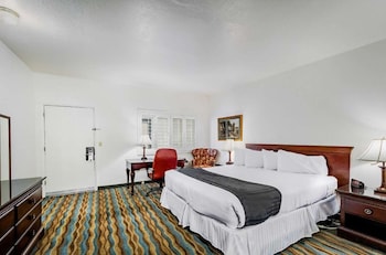 Standard Room, 1 Queen Bed, Non Smoking, Refrigerator & Microwave