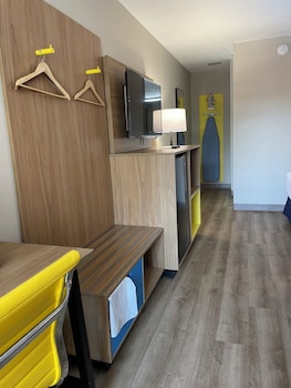 Room, 1 King Bed, Mobility Accessible, Non Smoking (Roll-In Shower)
