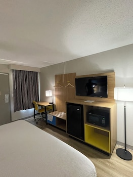 Room, 1 King Bed, Mobility Accessible, Non Smoking (Roll-In Shower)