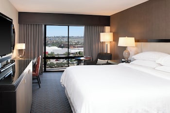 Room, 1 King Bed (Mobility Accessible, Tub)