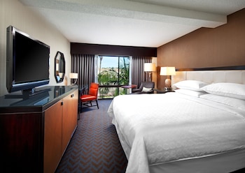 Deluxe Room, 1 King Bed with Sofa bed (Balcony)