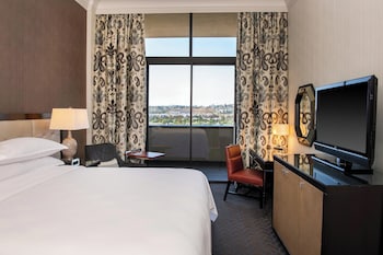 Room, 1 King Bed (Mobility/Hearing Accessible, Tub)