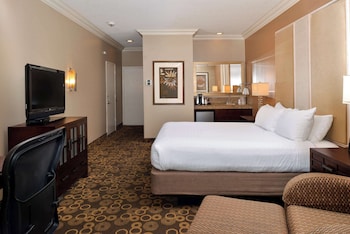 Deluxe Room, 1 King Bed, Non Smoking, Refrigerator