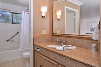 Executive Room, 1 King Bed, Non Smoking, Refrigerator