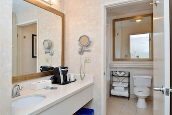 Deluxe Room, 1 King Bed, Refrigerator, Courtyard Area