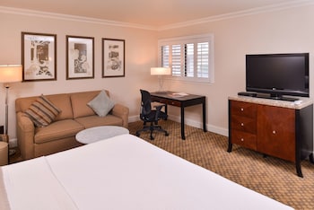 Executive Room, 1 King Bed, Non Smoking, Refrigerator