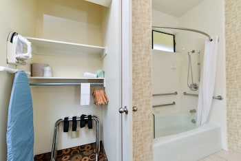 Standard Room, 2 Double Beds, Accessible, Bathtub