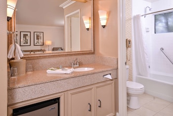 Executive Room, 1 King Bed, Non Smoking, Refrigerator