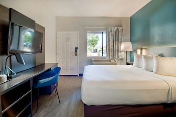 Standard Room, 1 Queen Bed, Accessible, Smoking