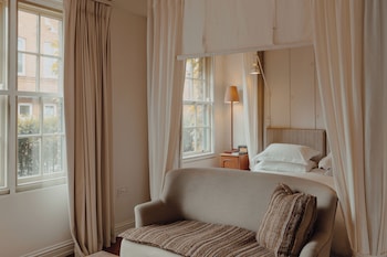 Room (Large Guest Room)