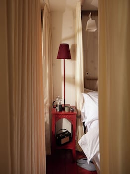 Room (Guest Room)