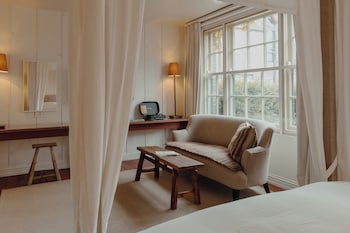 Room (Large Guest Room)