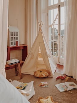 Room (Large Guest Room)