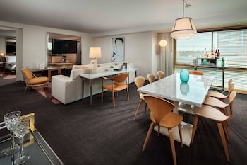 Suite, 1 King Bed with Sofa bed (Mobility/Hearing Access, Roll-In Shwr)