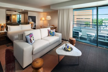 Studio Suite, 1 King Bed, Balcony (Balcony)