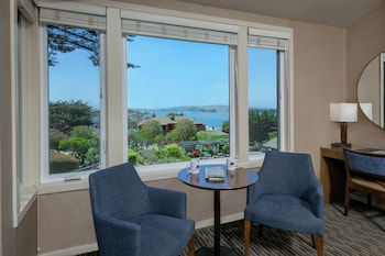 Deluxe Room, Fireplace, Bay View