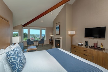 Deluxe Room, Fireplace, Bay View