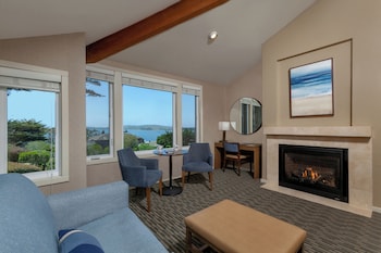 Deluxe Room, Fireplace, Bay View