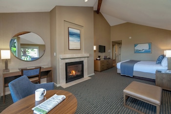 Deluxe Room, Fireplace, Bay View