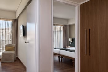 Deluxe Family Room City View