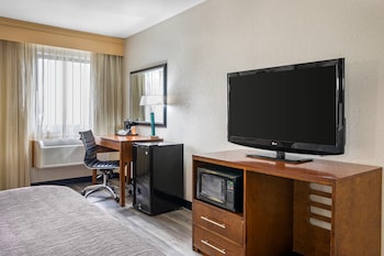 Room, 1 King Bed, Non Smoking (Upgrade)