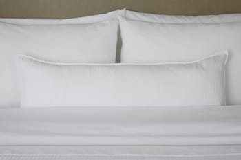 Room, 1 King Bed (Mobility/Hearing Access, Roll-in Shwr)