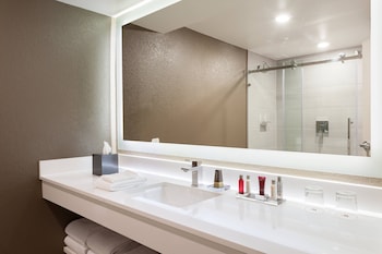 Room, 1 King Bed (Mobility/Hearing Accessible, Tub)