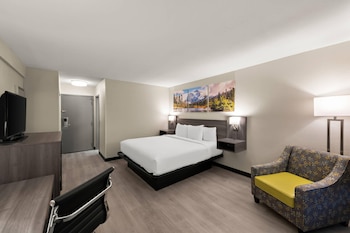 1 King Bed, Balcony