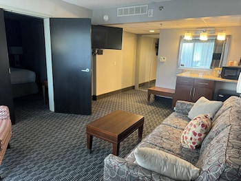 Suite, 1 King Bed, Accessible