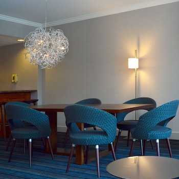 Suite, 1 King Bed, Accessible